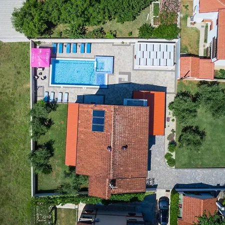 9 Bedroom In *