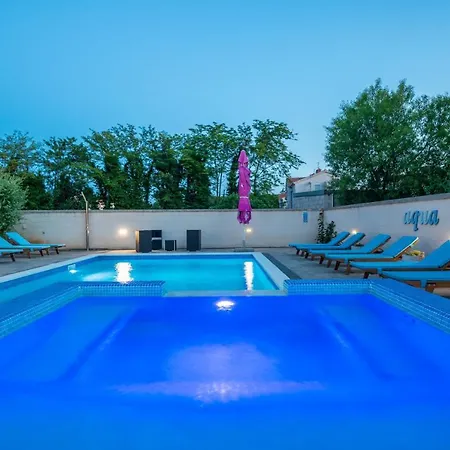 9 Bedroom In * Μεντουλίν