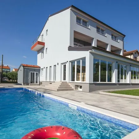 9 Bedroom In Vila Medulin