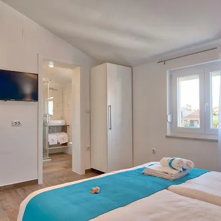 9 Bedroom In *