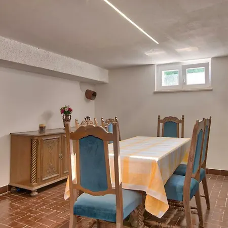 9 Bedroom In *