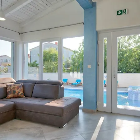 9 Bedroom In *