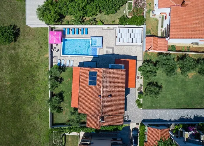9 Bedroom In *