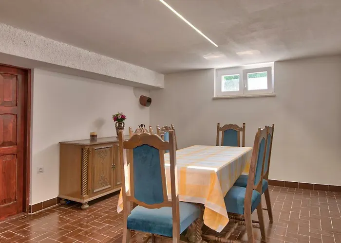 9 Bedroom In *